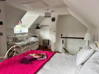 Sea Breeze, cottage with large woodland garden - 2