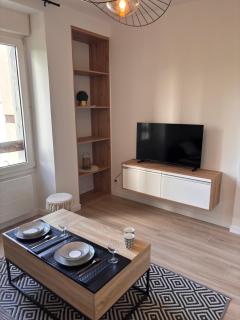 Le Scandinave - refurbished - tram stop - 7