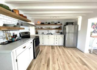 Ocean views, waterfront cottage on Rainbow Haven - 9