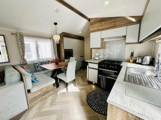The Lakeside21 Caravan 8 berth with Hot tub at Tattershall Lakes - 3