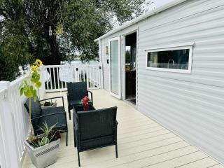 The Lakeside21 Caravan 8 berth with Hot tub at Tattershall Lakes - 8