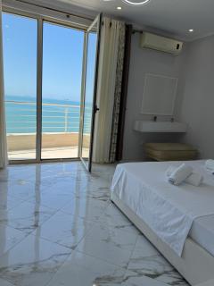 LuxurySeaview Apartment - 4