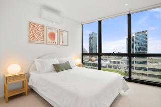 Docklands Waterfront Luxury Views with Pool and Gym - 1