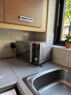Modern 3-Bed Townhouse & Balcony - 6