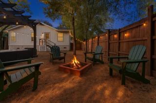 Fire Pit, Lounge & Fenced incline bed SoCo Spot - 2