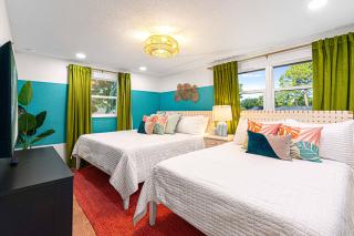 NEW-Heated Pool-Pickleball-Hot Tub-Movie Theater-Game Room-Playset-Basketball-10 Beds - 8