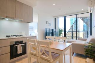 Urban Elegance - 2BR Apt with Beautiful City Views - 2