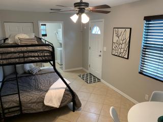 Cozy Downtown Home - 5