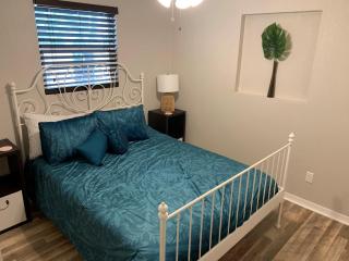 Cozy Downtown Home - 4