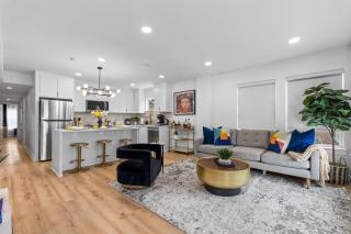 Chic 2BR flat with fireplace & gated parking - 2