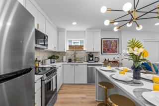 Chic 2BR flat with fireplace & gated parking - 7