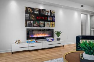 Chic 2BR flat with fireplace & gated parking - 3