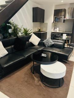 Cozy Abode by Embassy Gardens - 1