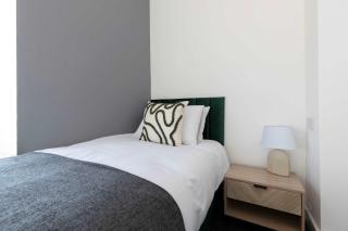 NEW Contractor 5-Bed 3-Bath Central Redcar - Redcar - 1