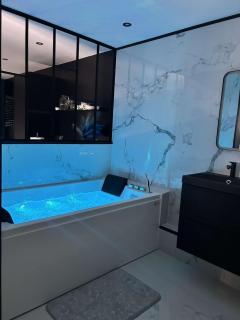 Suite with private land - 0