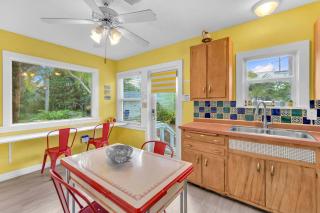 Bromeliad Bungalow - Downtown Cottage - 7