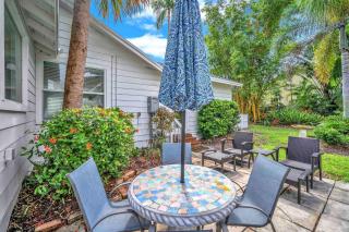 Bromeliad Bungalow - Downtown Cottage - 2