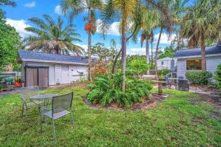 Bromeliad Bungalow - Downtown Cottage - 1