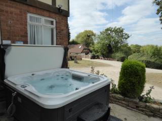 Arden Hill Farmhouse - Hot Tub, Snooker Table, Sleeps 16 - 2