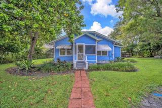 Blue Reverie - Downtown Cottage - 8