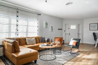 Luxury Home & Mins to Beach and Walk to Downtown - 7