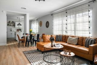 Luxury Home & Mins to Beach and Walk to Downtown - 5