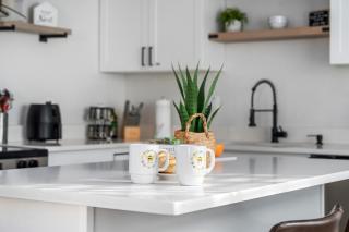 Luxury Home & Mins to Beach and Walk to Downtown - 2