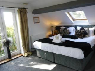 The Shakespeare Lodge - Sleeps up to 12 - 2 HOT TUBS - 3