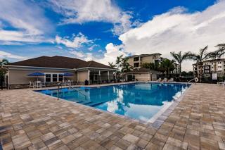 Relaxing Oasis with pool and gym access - 3
