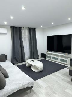XXL comfort terrace king bed & garage - 0