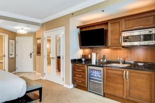 Beautiful Strip View Studio w Balcony 02807 - 4