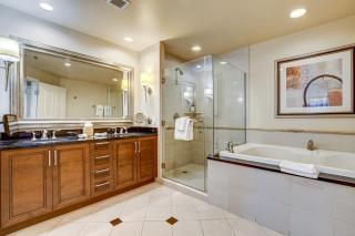 Beautiful Strip View Studio w Balcony 02807 - 2