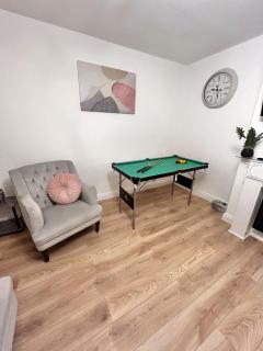 Stylish 2-Bed Maisonette Free Parking Small Pool Table - Farnham Royal - 4