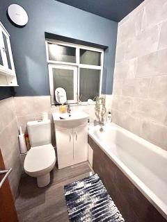 Stylish 2-Bed Maisonette Free Parking Small Pool Table - 3