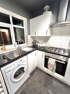 Stylish 2-Bed Maisonette Free Parking Small Pool Table - Farnham Royal - 2