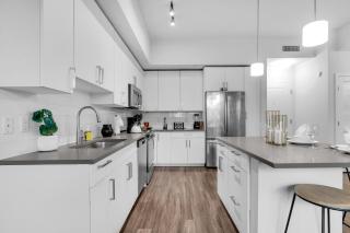 Sunny 1BR Unit With Free Parking Prime Location - 7