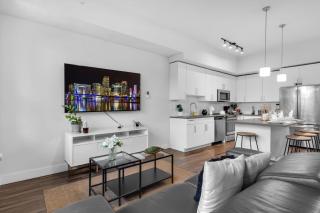 Sunny 1BR Unit With Free Parking Prime Location - 3