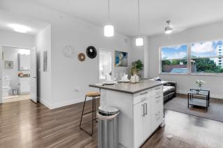 Sunny 1BR Unit With Free Parking Prime Location - 9