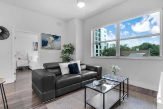 Sunny 1BR Unit With Free Parking Prime Location - 4