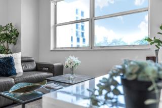 Sunny 1BR Unit With Free Parking Prime Location - 1