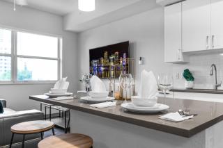 Sunny 1BR Unit With Free Parking Prime Location - 6