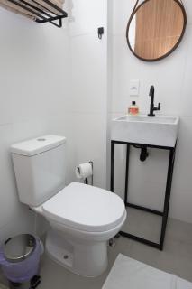 STUDIO - Rua da Passagem - 450m do Metrô Botafogo - Excelente Localização - Bares, Restaurantes e 2 Grandes Shoppings - Portaria 24h - Wi Fi - TV Claro e Streams - 1