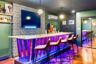 Pocono Speak Easy Hot Tub Golf Simulator 1920 Bar - 0