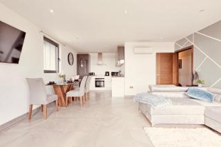 The Opulent Property Project Penthouse Chelmsford 2 Bed 2 Bath Sleeps 6 Free Parking Ideal for long stays, corporates, families, Insurance - 8