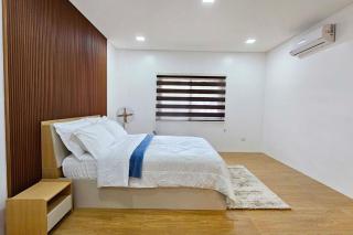 Family 6 Bedroom House - 4