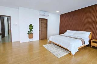 Family 6 Bedroom House - 1