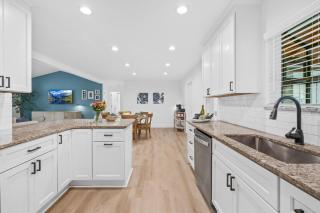 Boutique Home, Walk to Marina and Beach, Sleeps 8 - 0