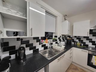Modern 3-Bedroom House w Private Parking - 2