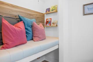 Boutique Home, Walk to Marina and Beach, Sleeps 8 - 9