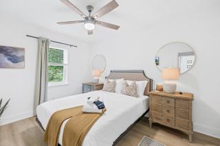 Boutique Home, Walk to Marina and Beach, Sleeps 8 - 8